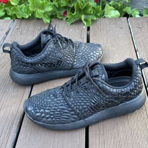 Nike Roshe One DMB Shoes Woman's 7 Triple Black 807460 Diamondback Rattlesnake